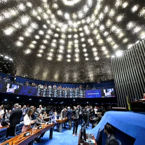 Senado aprova fim da escala 6x1 com ampla maioria; Mourão vota contra