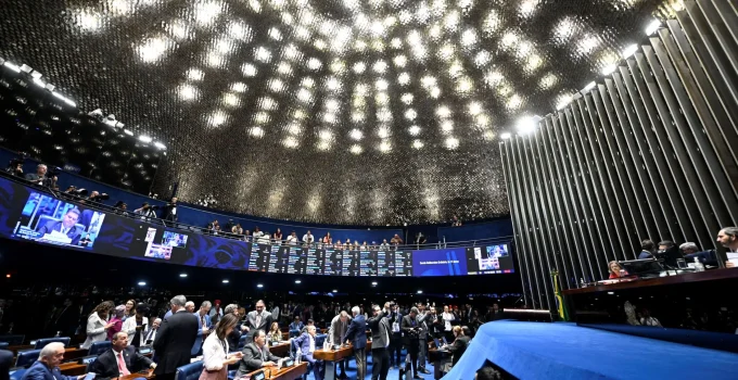 Senado aprova fim da escala 6x1 com ampla maioria; Mourão vota contra