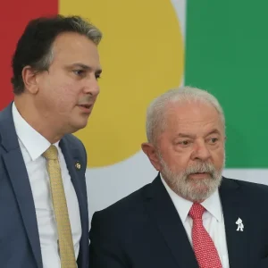 Líder do PT no Senado protocola emenda e contraria governo sobre maioridade penal