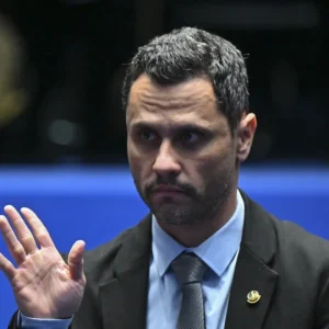 Cleitinho Azevedo passa mal no Senado e cancela agenda com Flávio Bolsonaro