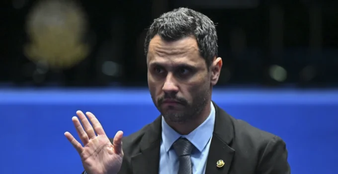 Cleitinho Azevedo passa mal no Senado e cancela agenda com Flávio Bolsonaro