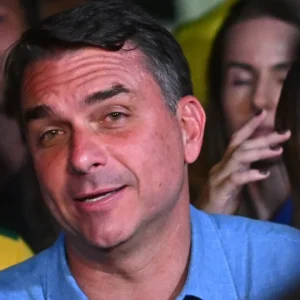 Flávio Bolsonaro ironiza guinada de Lula sobre maioridade penal: 'Pessoal se converte'