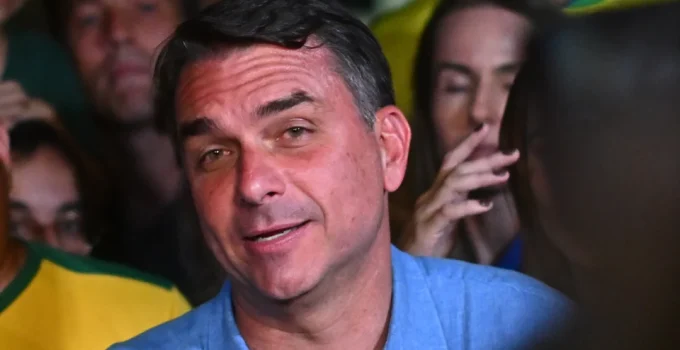 Flávio Bolsonaro ironiza guinada de Lula sobre maioridade penal: 'Pessoal se converte'