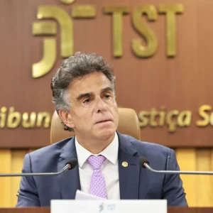 Fim da escala 6x1 é 'avanço social', afirma presidente do TST