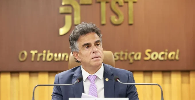Fim da escala 6x1 é 'avanço social', afirma presidente do TST