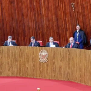 TSE determina que Meta garanta tratamento igualitário entre Lula e Flávio Bolsonaro nas redes