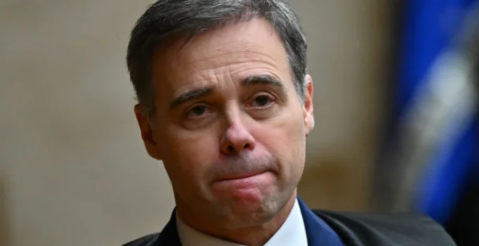 PF pede mais 90 dias para investigar financiamento de filme sobre Bolsonaro