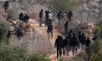 Colonos israelenses atacam vila palestina na Cisjordânia e ferem jornalista americana