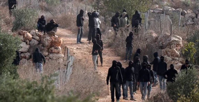 Colonos israelenses atacam vila palestina na Cisjordânia e ferem jornalista americana