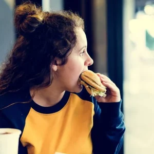 Estudo aponta que comer tarde e estresse crônico prejudicam a saúde intestinal