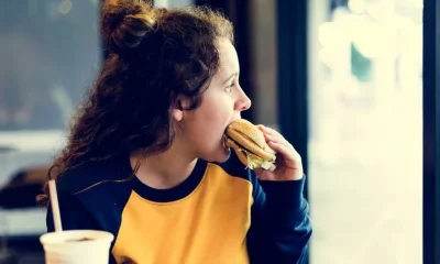 Estudo aponta que comer tarde e estresse crônico prejudicam a saúde intestinal