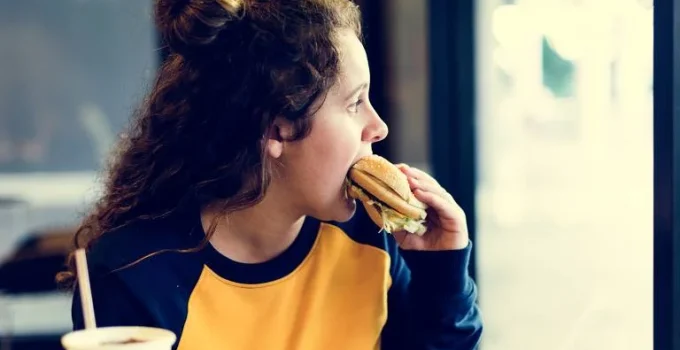 Estudo aponta que comer tarde e estresse crônico prejudicam a saúde intestinal
