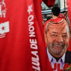 Lula ataca Flávio Bolsonaro e alerta sobre reversão da jornada 6x1