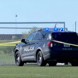 Mulher atropela e mata duas pessoas em partida de futebol no Kansas