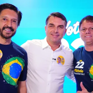 Ato na Paulista: Flávio Bolsonaro busca consolidar apoio na reta final do 2º turno