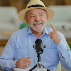 Intelectuais e ex-ministros lançam manifesto em apoio a Lula e criticam projeto de Flávio Bolsonaro