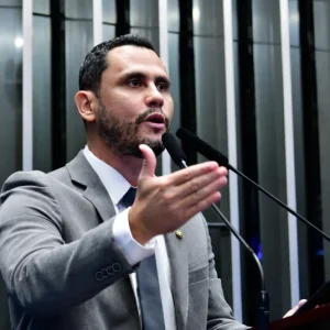 Cleitinho Azevedo reafirma apoio a Flávio Bolsonaro após menção de Lula em Minas
