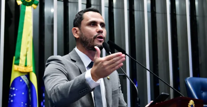 Cleitinho Azevedo reafirma apoio a Flávio Bolsonaro após menção de Lula em Minas
