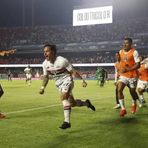 Gol de Artur garante vitória do São Paulo sobre o Vasco e alivia pressão na tabela