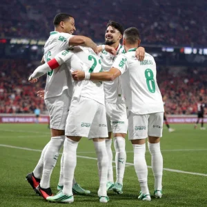 Palmeiras vence Athletico fora de casa e assume a ponta do Brasileirão