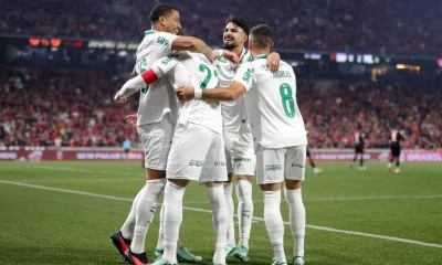 Palmeiras vence Athletico fora de casa e assume a ponta do Brasileirão