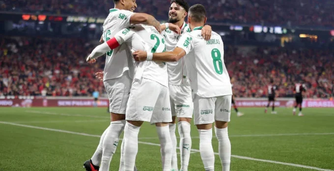 Palmeiras vence Athletico fora de casa e assume a ponta do Brasileirão