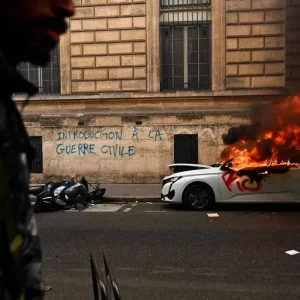 Protestos na França: um morto, mais de mil policiais feridos e 2.400 detidos