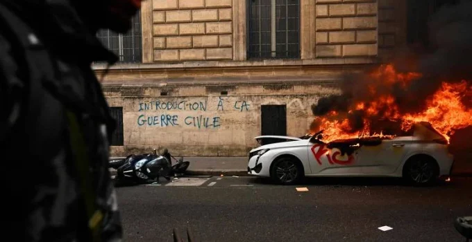 Protestos na França: um morto, mais de mil policiais feridos e 2.400 detidos