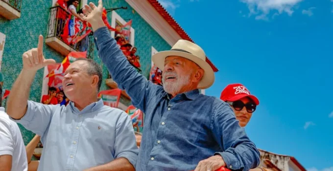 Lula promete mandato “histórico” e “surra” em apoiadores de Bolsonaro em reta final de campanha Lula promete mandato "histórico" e "surra" em apoiadores de Bolsonaro em reta final de campanha