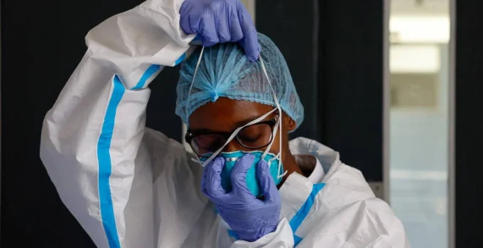 Nigéria confirma primeiro caso de ebola importado de Uganda Nigéria confirma primeiro caso de ebola importado de Uganda